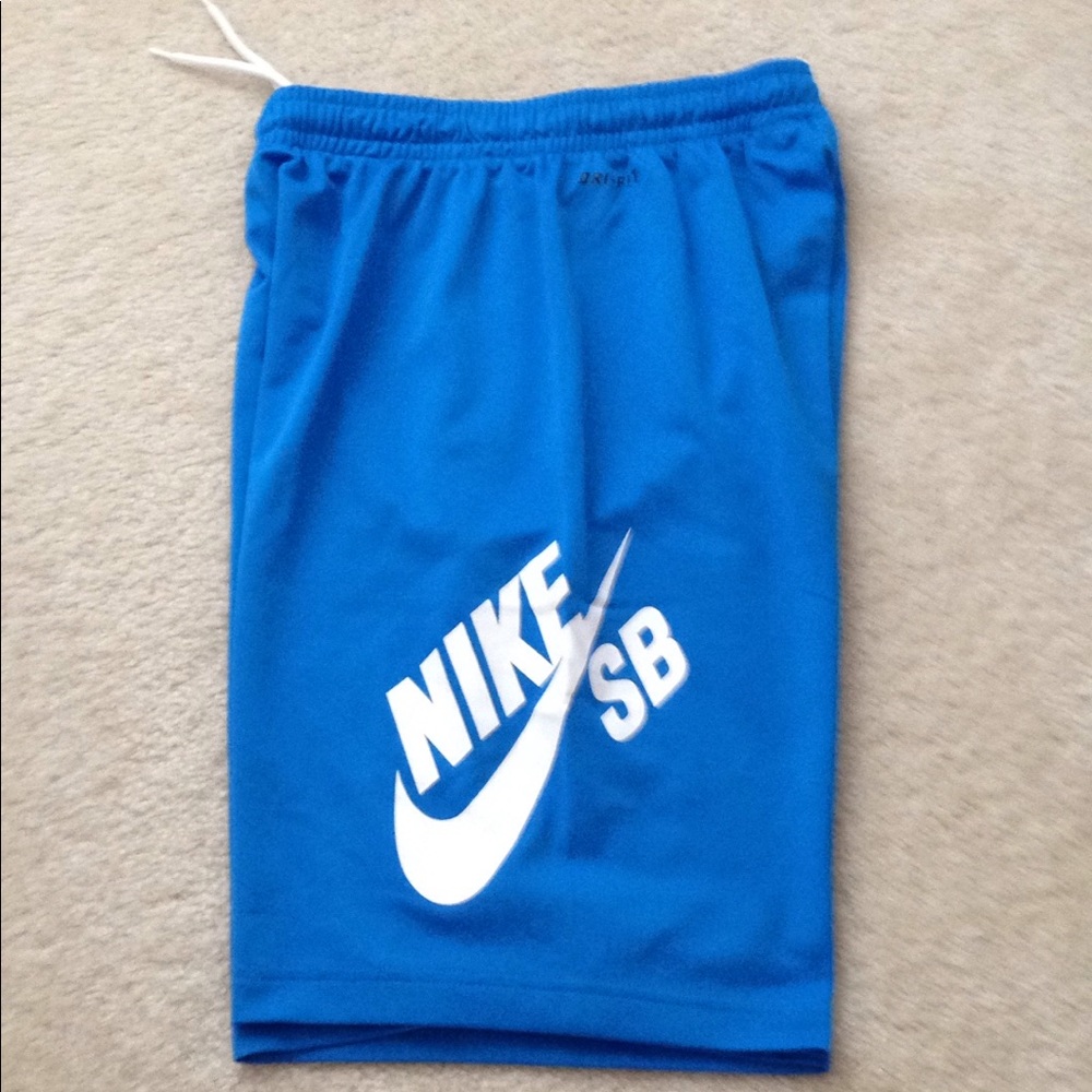 Boys Nike short size XL